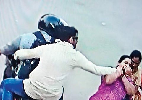 The video grab of a chain-snatching incident at Chaitanyapuri | Express