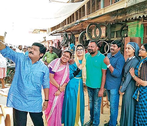 Team Totapuri; Jaggesh along with Aditi Prabhudeva, Suman Ranganath, Vijayaprasad, Suresh and team