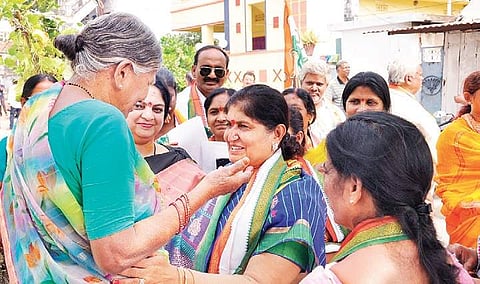 Mallu Nandini, wife of senior Congress leader Mallu Bhatti Vikramarka during election campaign at Khammam (Photo | Express)
