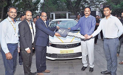 EESL representatives hand over e-cars to APCRDA officials | EXPRESS