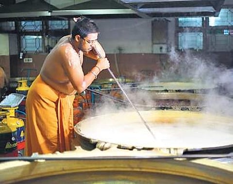 A worker at Vinayaka’s kitchen