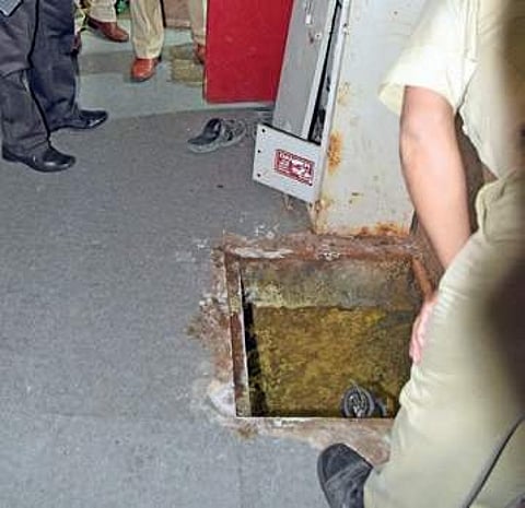 The manhole in a hotel near Whitefield in which two men died | nagaraja gadekal