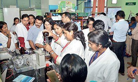 Participants undergoing training at CMFRI laboratory during the 21-day Winter School