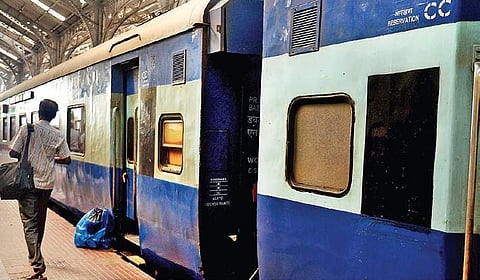 The Pallavan Express seen without reservation charts | SAMPATHKUMAR