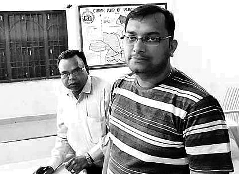 The accused arrested for carrying illegal cash of `40.5 lakh in a vehicle | Express