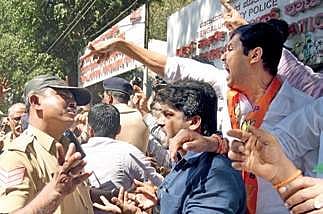 BJP workers protest at Cubbon Park police station | Nagaraja Gadekal