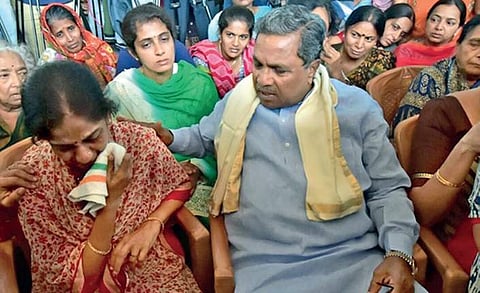 Chief Minister Siddaramaiah consoles Puttanaiah’s family members on Monday