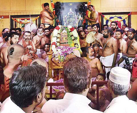People paying their last respects to Jayendra Saraswathi in samadhi, in Kancheepuram on Wednesday | Martin Louis