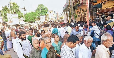Devotees waiting outside the Kanchi Math to pay last respects to Jayendra Saraswathi on Wednesday | Martin Louis