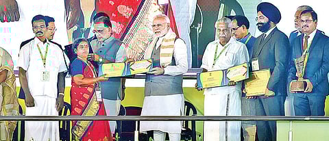 Prime Minister Narendra Modi presenting Krishi Karman Award for innovative farming to Tamil Nadu farmers during Krishi Unnati Mela 2018 in New Delhi on Saturday | PTI