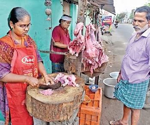 Shanmugapriya working at her father’s meat shop in Tirupur on Sunday | A RAJA CHIDAMBARAM