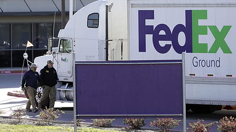 FBI agents investigate the scene at a FedEx distribution center where a package exploded, Tuesday, March 20, 2018, in Schertz, Texas. Authorities believe the package bomb is linked to the recent string of Austin bombings. | Photo: AP