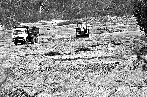 Heavy commercial vehicles are engaged in illegal sand mining which is being transported to Chhattisgarh | Express