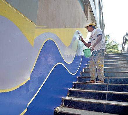 A volunteer paints Indiranagar Metro station on Saturday | Pushkar V
