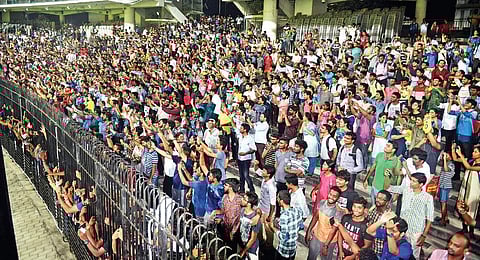 More than a thousand turned up for Chennai Super Kings’ practice session at Chepauk. (EPS)