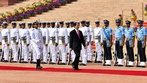Vietnam President Tran Dai Quang inspects the guard of honour during his ceremonial reception at Rashtrapati Bhawan. (Photo | PTI)
