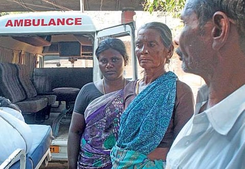 Jaishankar’s wife Parameswari(left) and his family members at Victoria Hospital Mourtuary, on Friday I S Manjunath