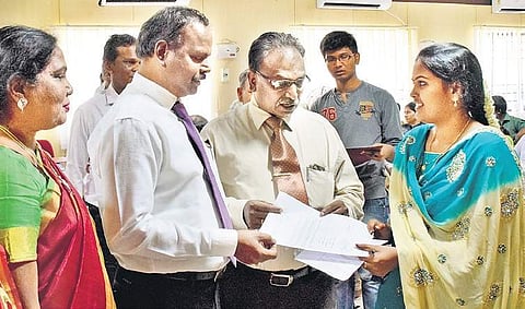 Director of Medical Education Dr Edwin Joe interacting with a student of Annai Medical College on Tuesday (EPS | Rakesh Kumar)