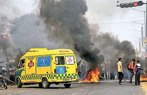Protesters burn a tyre on a road in Patna during Bharat Bandh. | PTI File Image