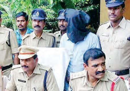Nellore Rural DSP KV Raghava Reddy producing the arrested psycho before the media | Express