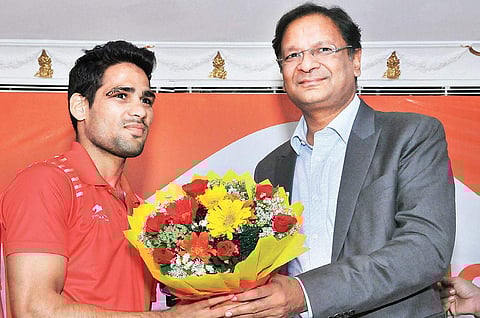 Mohammed Hussamuddin (left) being congratulated by BFI chief Ajay Singh. (EPS)