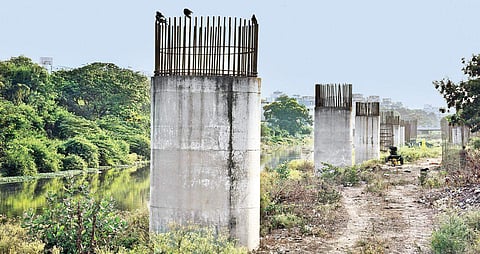 Pillars erected for the Maduravoyal-Port project at Chetpet | Martin Louis