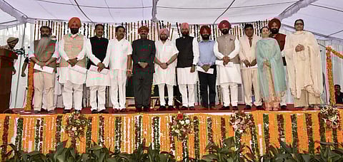 Punjab CM Amarinder Singh with his new cabinet ministers. (Twitter: Capt.Amarinder Singh)
