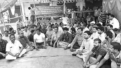 Agitators staging protest over poor road condition in Koida | Express