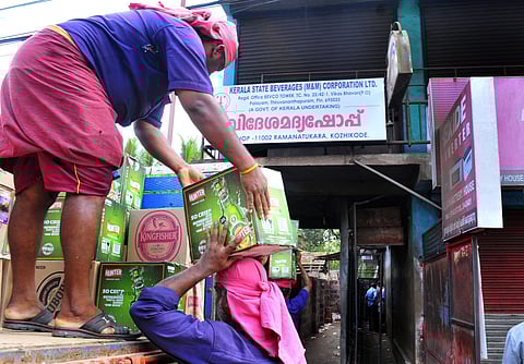 Image for representational purpose. In this image, headload workers are seen unloading liquor cartons at a Bevco outlet along the National Highway in Kozhikode | A Sanesh