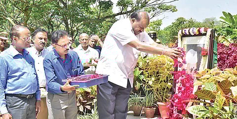 Chief Minister H D Kumaraswamy pays tributes to Pandit Jawaharlal Nehru on the occasion of his 54th death anniversary at Vidhana Soudha on Sunday | Express