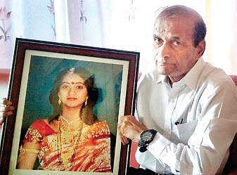 Andanappa Yalagi with a photo of his daugher Savita Halappanavar