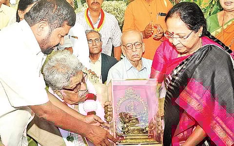 Hampi Kannada University V C Mallika S Ghanti confers the Nadoja Awards to Sarod maestro Pandit Rajeev Taranath in Mysuru on Tuesday| Udayashankar S