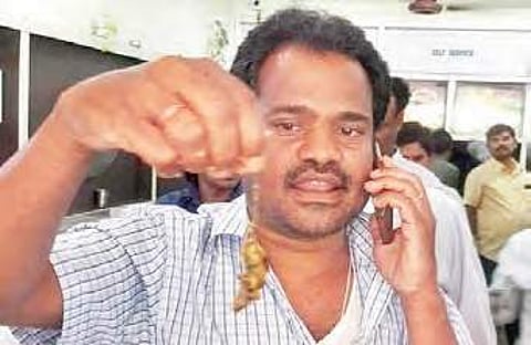 Ramesh holding the rat he found in the curry served at a hotel in Warangal on Tuesday | EXPRESS