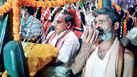 Engagement ceremony of Balunkeswar Baba being performed at Nandapada | Express