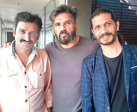 Suniel Shetty along with the team of Pirangipura. | File Photo