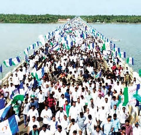 YS Jaganmohan Reddy enters Amalapuram constituency by crossing Bodasakurru-Pasarlapudi bridge