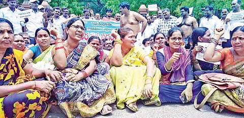 Ration dealers hold topless protest at collectorate in Karimnagar | Express