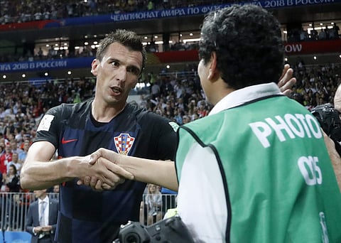 Mario Mandzukic with the photographer | AP