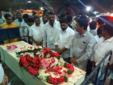 Dead body of 26-year-old Sharath Koppu, who was killed by an unidentified person at a restaurant in Kansas City in the U.S. state of Missouri, reached Hyderabad airport on Wednesday. (Photo | EPS)