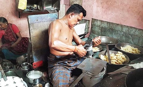 Murukku Manohar, a popular murukku maker busy preparing the famous Manapparai murukku in Tiruchy. (Photo | EPS)