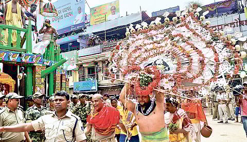 Rath yatra: Touch and tear ban flouted