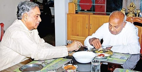 H D Deve Gowda having breakfast at Basavaraj Horatti’s house in Hubballi