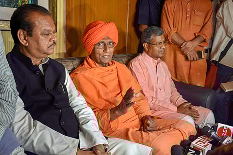 Swami Agnivesh (C) along with senior Congress leader Subodh Kant Sahay L and JVM supremo Babulal Marandi addresses the media a day after he was assaulted allegedly by the BJYM members in Ranchi. (Photo | PTI)