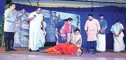 During the play Guhamukhathuninnum Cameramanodoppam