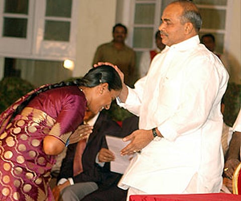 A file image of Chief Minster YS Rajasekhara Reddy blessing Konda Surekha . (Photo | EPS/A Radhakrishn)