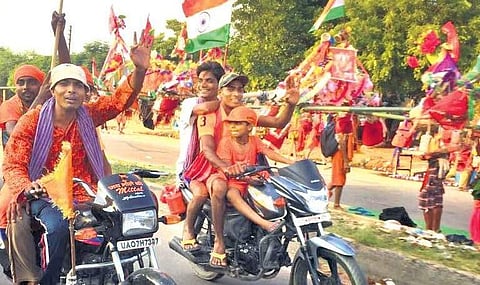 When one group was returning home with their families after offering water in the temple, the other attacked them with sticks and stones.