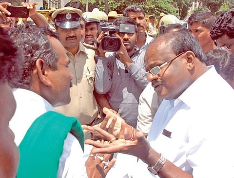 Chief Minister HD Kumaraswamy talks with farmers of Mahadayi Horata Samiti at Vidhana Soudha | kpn