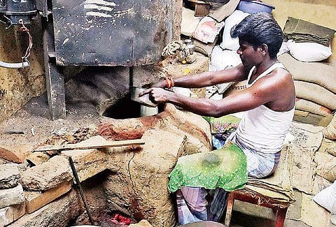 Dried groundnuts are sauteed using sea mud