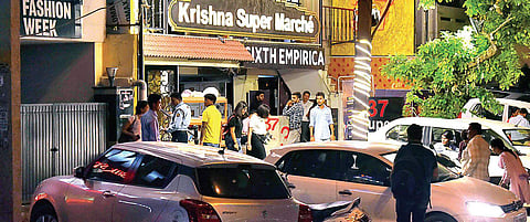After the sealing drive at Rajouri Garden, young crowd from West Delhi throngs eateries in Punjabi Bagh | (Photo | Shoorjo Chatterjee/EPS)