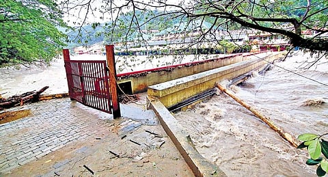 Gates of the Pampa-Triveni bridge closed by the police on Monday as the Pampa river is in spate | SHAJI VETTIPURAM